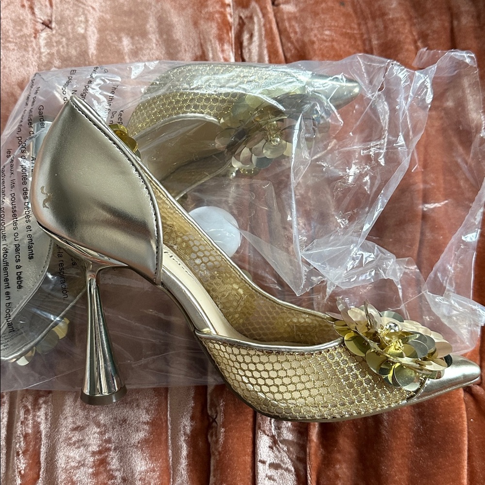 NEW Betsey Johnson Nash Gold Dorsay Sculptural Heels 3D Floral Embellishments 9 - Picture 9 of 9